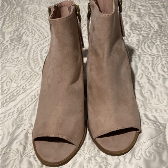 Heels - Picture 2 of 5